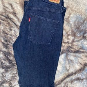 Woman’s Levi Dark Jeans mid rise straight